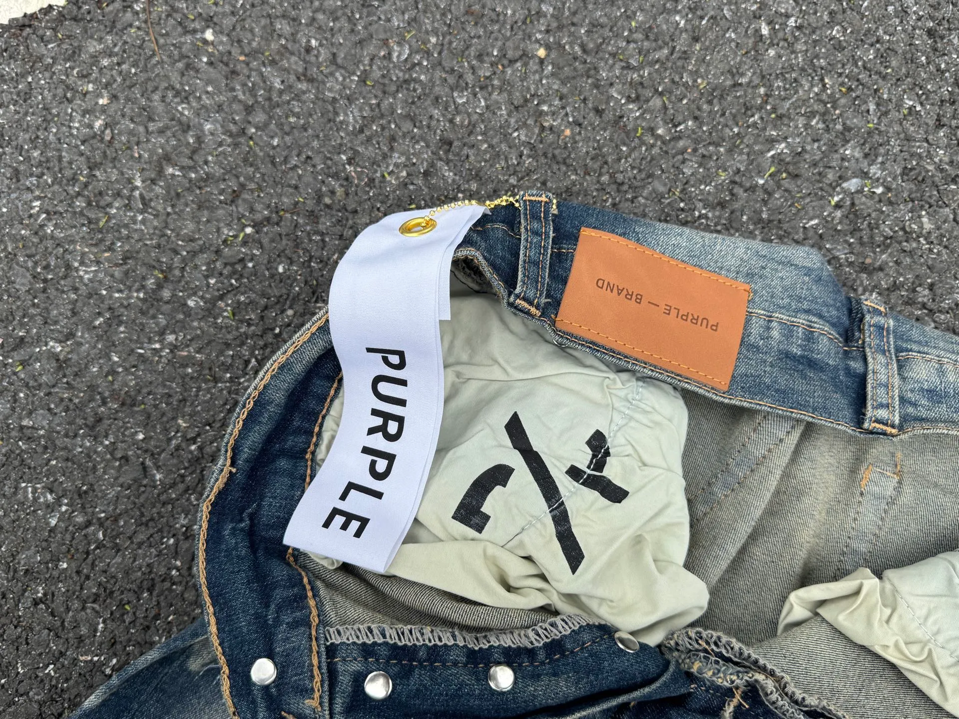 PU 1 (the back pocket label will not be returned or exchanged once it is removed) Top foreign trade order Purple Brand ripped stretch skinny jeans for men and women Same Style Accessories: complete accessories, all in original packaging, two hang tags and two labels on the back pocket to distinguish the low-end version on the outside, hardware and buckles are aligned, Authentic original with logo, aluminum alloy buckle, authentic Authentic printing inside the jeans pocket, every detail distinguishes any version on the market Fabric: Authentic pattern-making and Authentic custom-made imported fabrics use unique washing and dyeing methods, and are individually hand-painted to make ripped and micro-elastic jeans. Sizes: 28 30 32 34 36
